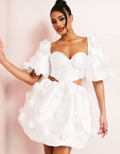 Robe corsetée courte à manches bouffantes avec décolleté en caur et fleurs en relief - Asos Luxe - Modalova