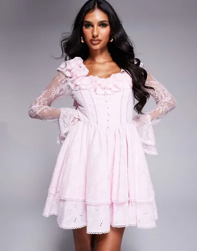 Robe patineuse courte style corset avec broderie anglaise et manches en dentelle - Rose - Asos Luxe - Modalova