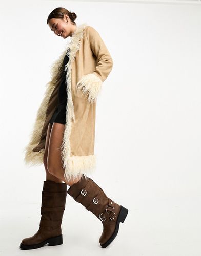 Manteau long imitation daim style années 70 avec bordures duveteuses - Moka - Bailey Rose - Modalova