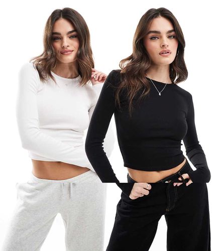 Lot de deux t-shirts raccourcis à manches longues - et blanc - Bershka - Modalova