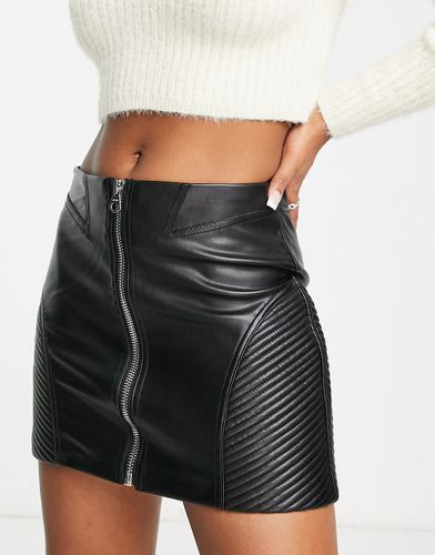 Mini-jupe zippée en similicuir à détail côtelé - Bershka - Modalova