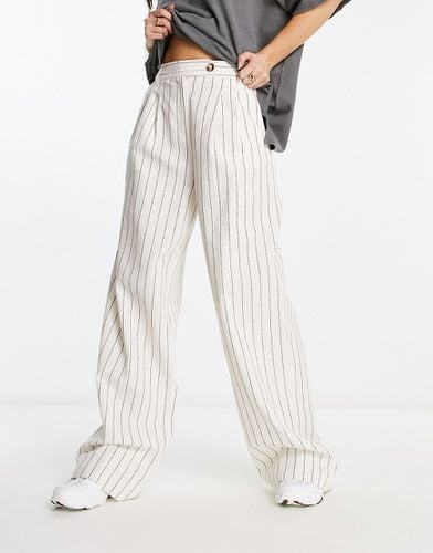 Pantalon ample en lin à taille haute et rayures - Écru - Bershka - Modalova