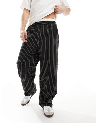 Pantalon large habillé à rayures et taille style caleçon - Bershka - Modalova