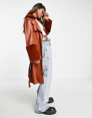 Manteau long en similicuir avec ceinture et bords en fausse fourrure - Fauve - BLANK NYC - Modalova