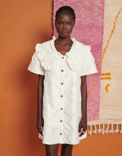 Robe courte texturée avec col oversize - Ivoire - Ghospell - Modalova