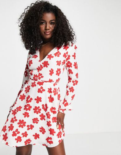 Robe cache-caur courte à encolure en V - Rouge fleuri - Glamorous - Modalova