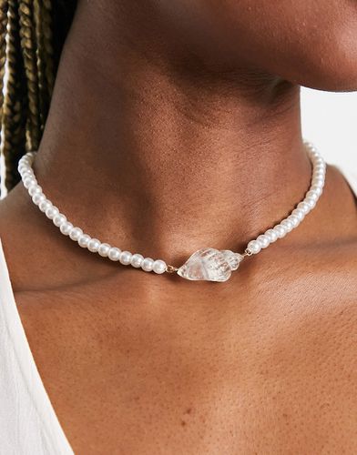 Collier orné de perles avec pendentif coquillage - Designb London - Modalova