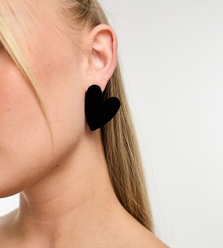 Boucles d'oreilles caurs en velours - Designb London - Modalova