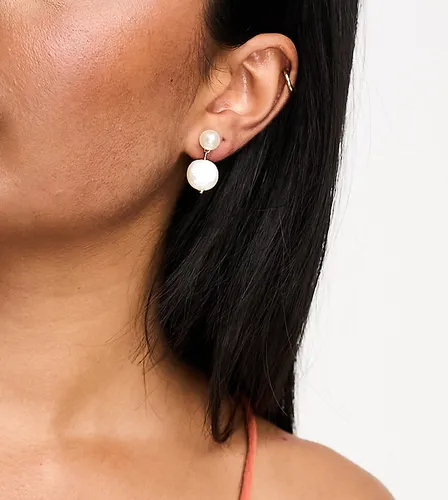 Boucles d'oreilles à petit pendant perle - Designb London - Modalova