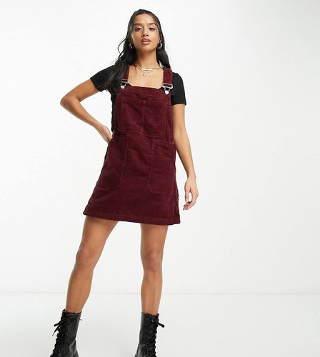 DTT Petite - Lucine - Robe chasuble en velours côtelé avec poches - Bordeaux - Don't Think Twice - Modalova