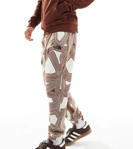 Exclusivité ASOS - - Essential - Pantalon de jogging oversize en polaire - Imprimé géométrique marron - The North Face - Modalova