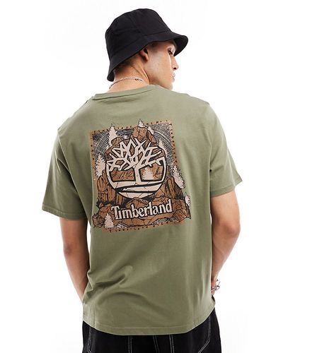 Exclusivité ASOS - - T-shirt oversize avec logo arbre à imprimé camouflage au dos - Kaki - Timberland - Modalova