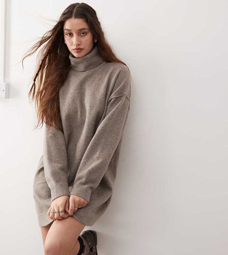 Exclusivité ASOS - Annie - Robe courte en laine mélangée avec col roulé - Taupe chiné - Weekday - Modalova