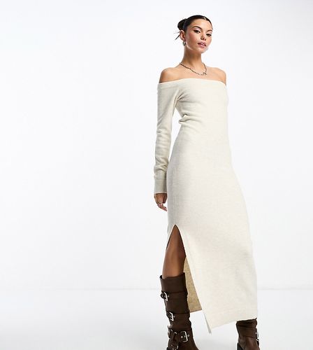 Exclusivité ASOS - - Robe pull longueur mollet en maille de laine mélangée à épaules dénudées - cassé chiné - Weekday - Modalova