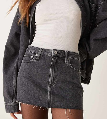 Exclusivité ASOS - Mini-jupe en jean à ourlet effiloché - délavé - Calvin Klein Jeans - Modalova