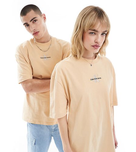 Exclusivité ASOS - - T-shirt unisexe oversize à logo - Beige - Calvin Klein Jeans - Modalova