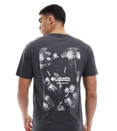 Exclusivité ASOS - Navy Heights - T-shirt avec imprimé fleurs au dos - Columbia - Modalova