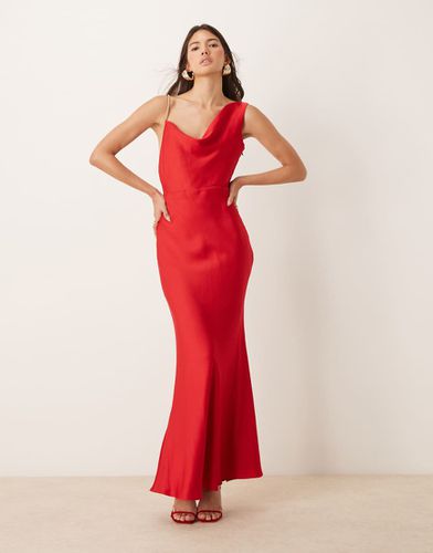 Robe longue en satin à épaule tombante - Forever New - Modalova