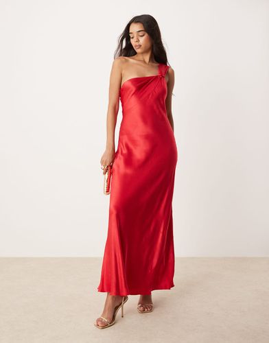 Robe longueur mollet en satin à épaules dénudées - Forever New - Modalova