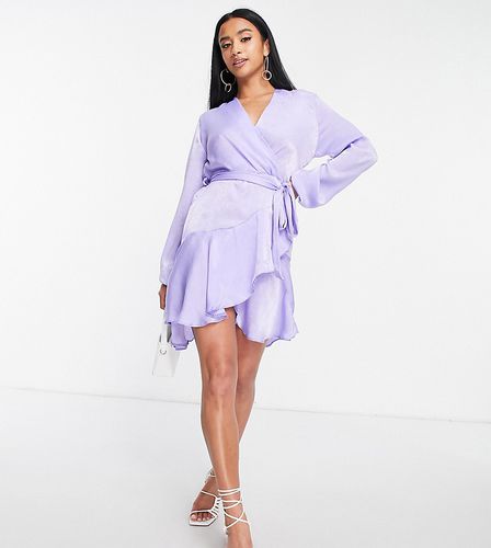 First Distraction The Label Petite - Robe portefeuille courte effet satiné - Lilas - First Distraction Petite - Modalova