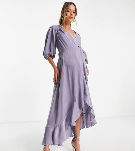 Robe cache-caur longue en tissu satiné à manches bouffantes - clair - Flounce London Maternity - Modalova