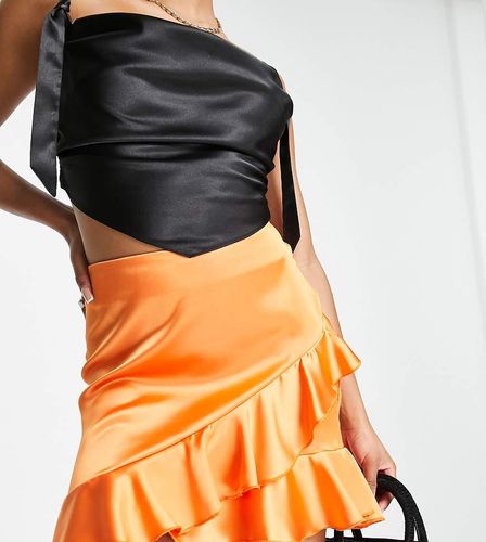 Jupe portefeuille courte en satin - Flounce London Petite - Modalova