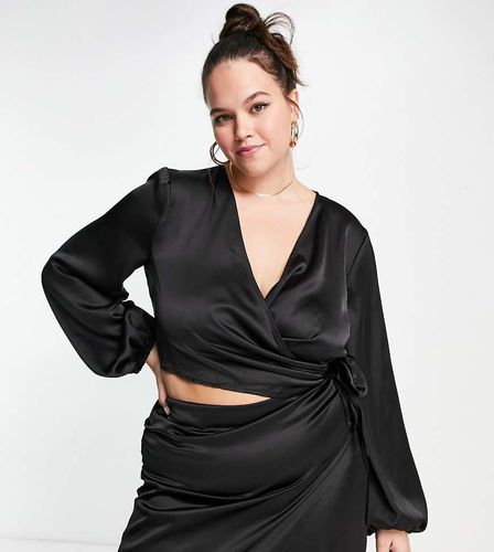 Blouse courte d'ensemble croisée sur le devant en tissu satiné à manches ballon - Flounce London Plus - Modalova