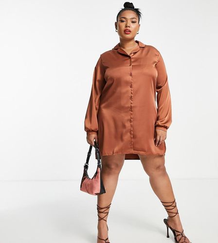 Robe chemise courte en satin - chocolat - Flounce London Plus - Modalova