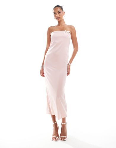 Robe bandeau longue en satin avec détail naud - Kaiia - Modalova