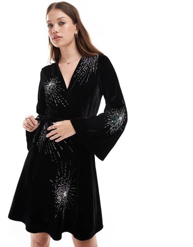 Robe portefeuille courte en velours avec ornements feux d'artifice - Hope & Ivy - Modalova