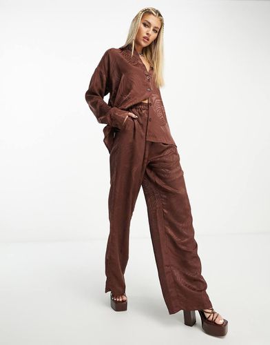 Pantalon large d'ensemble en satin - chocolat - Heartbreak - Modalova