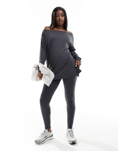 Ensemble t-shirt à manches longues et épaules dénudées avec legging - Anthracite - In The Style - Modalova