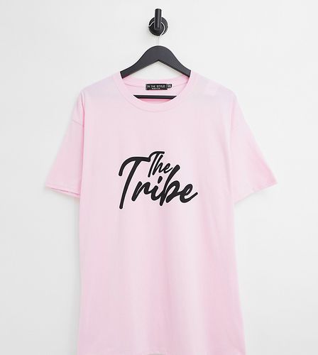 T-shirt à inscription The Tribe » - In The Style Plus - Modalova
