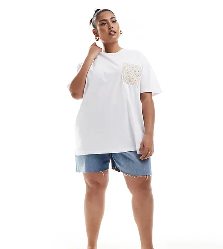 X Perrie Sian - T-shirt oversize à poche au crochet - In The Style Plus - Modalova