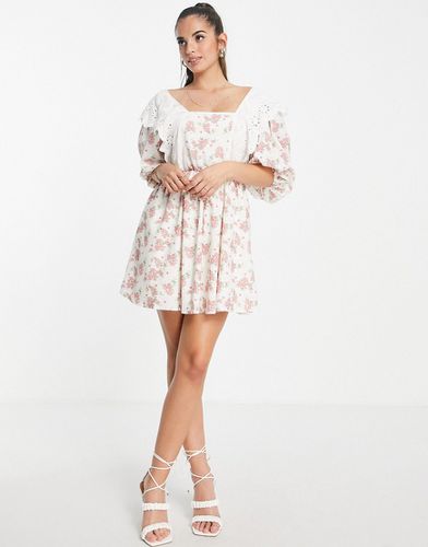 X Lorna Luxe - Exclusivité - Robe babydoll courte à plastron fantaisie - Imprimé floral bouton de rose - In The Style - Modalova