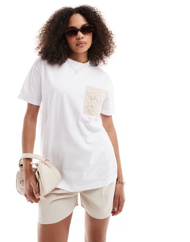 X Perrie Sian - T-shirt à poche en crochet - In The Style - Modalova