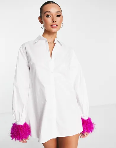 Robe chemise à manches ballon avec poignets en fausses plumes de couleur vive - Jaded Rose - Modalova