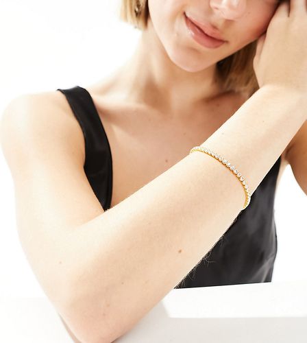 Bracelet en maille tennis orné de cristaux clairs en plaqué or - Orelia - Modalova