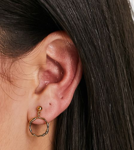 Petites boucles d'oreilles avec anneau ajouré en plaqué or - Orelia - Modalova