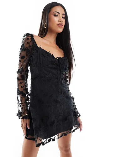 Robe courte en dentelle avec décolleté en caur - Love Triangle - Modalova