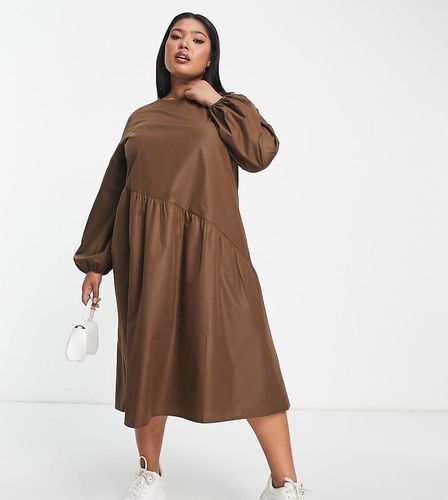 Lola May Plus - Robe babydoll oversize avec coutures asymétriques - chocolat - Lola May Curve - Modalova