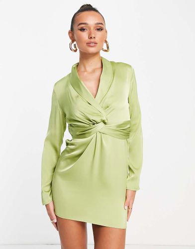 Robe courte satinée nouée sur le devant - Chartreuse - Lola May - Modalova