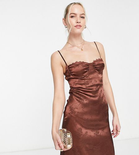 Robe courte en jacquard de satin à lanière dans le dos - chocolat - Lola May Tall - Modalova