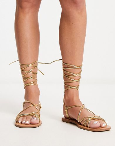 Sandales plates avec lanières nouées sur la jambe - métallisé - London Rebel - Modalova
