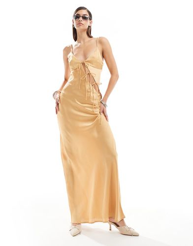 Robe longue asymétrique en satin avec liens et fines bretelles - Lioness - Modalova