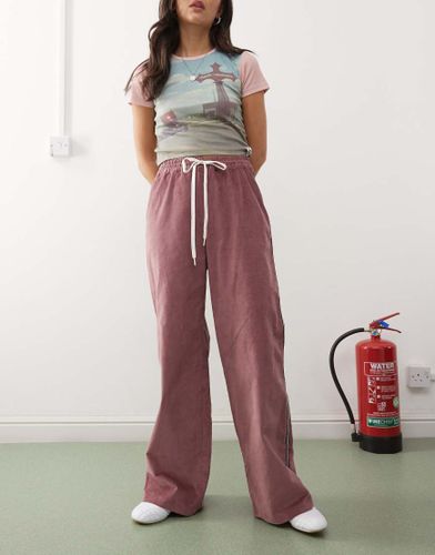 Pantalon de survêtement ample avec bandes latérales - Bordeaux - Monki - Modalova