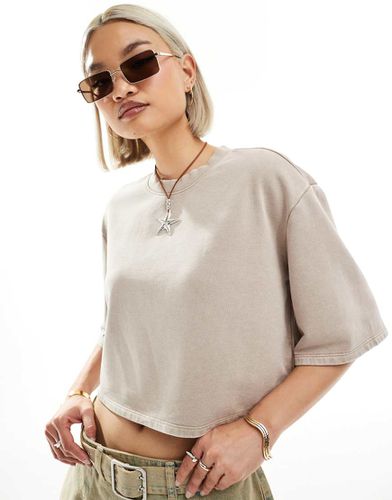 T-shirt crop top décontracté à manches courtes - Taupe délavé - Monki - Modalova