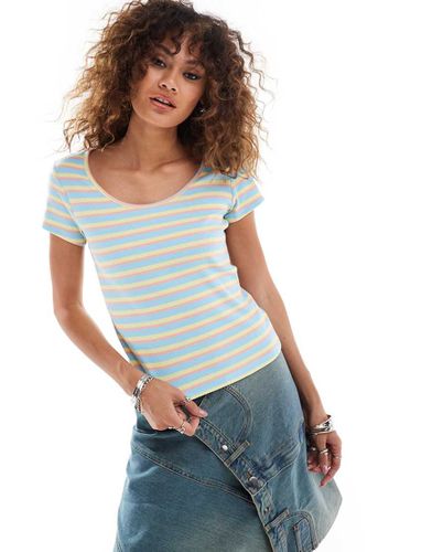 Top rayé ajusté à manches courtes et encolure dégagée - pastel multicolore - Monki - Modalova