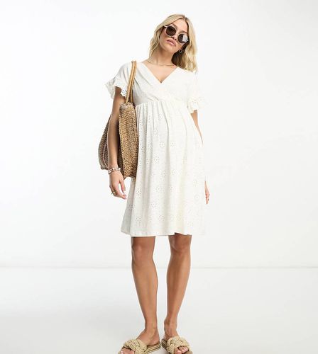 Mamalicious Maternity - Robe courte en broderie anglaise avec manches à volants - Mama.licious - Modalova