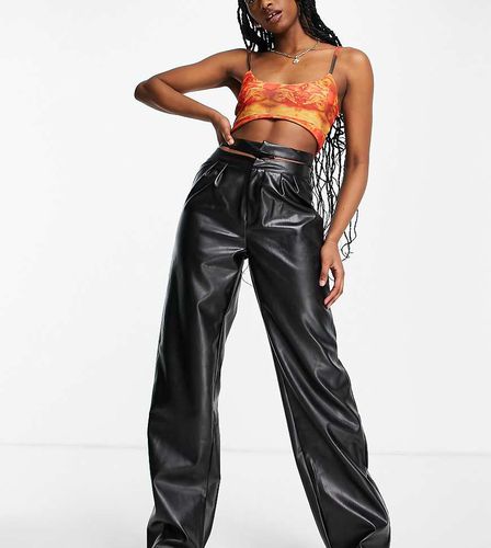 Pantalon en similicuir avec découpe à la taille - Missguided - Modalova